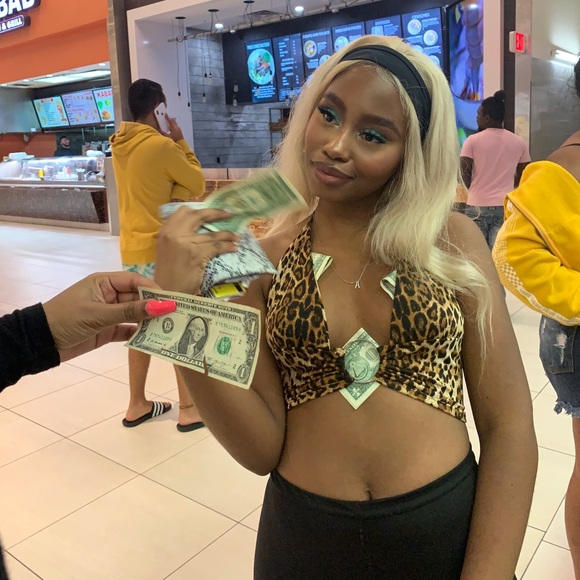 Meet your Posher, Antoinella - Picture 1 of 8